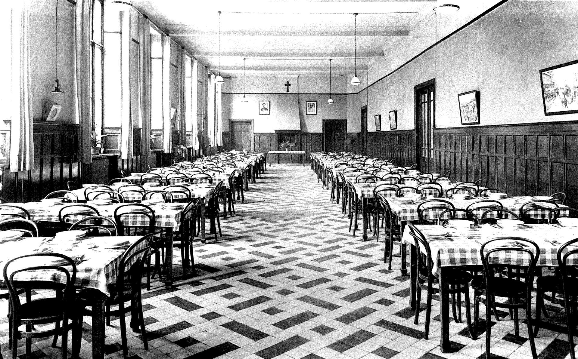 De eetzaal met de oude Thonetstoelen d.d. einde jaren 1920.