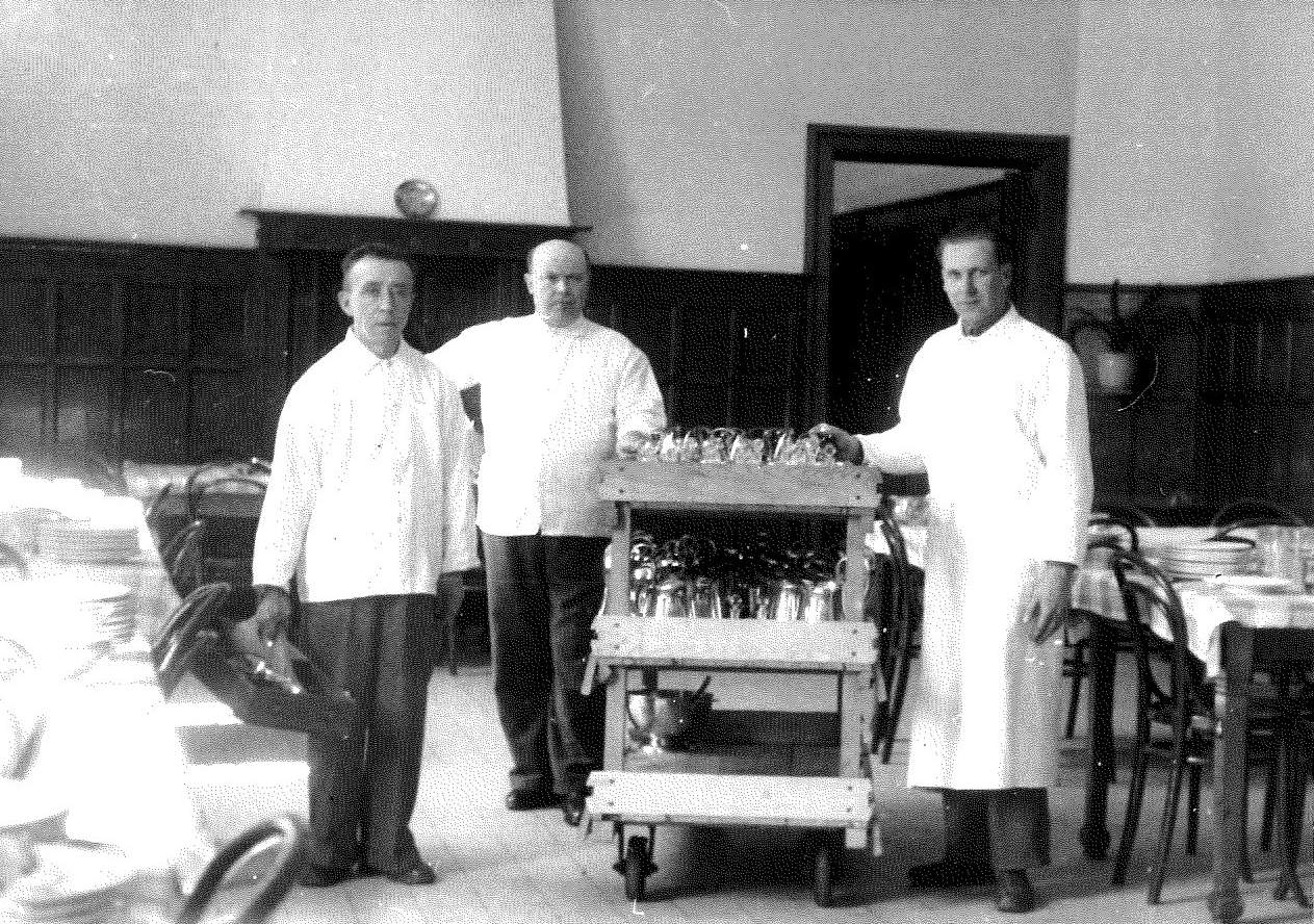 De keukenmedewerkers “de Goemmer, de Jean & de Gust” d.d. einde jaren 1950.