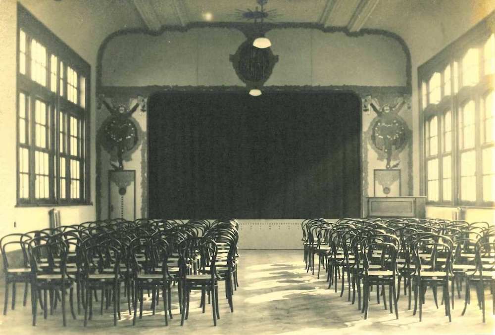 De feestzaal met opgestelde Thonetstoelen (eind jaren 1920).