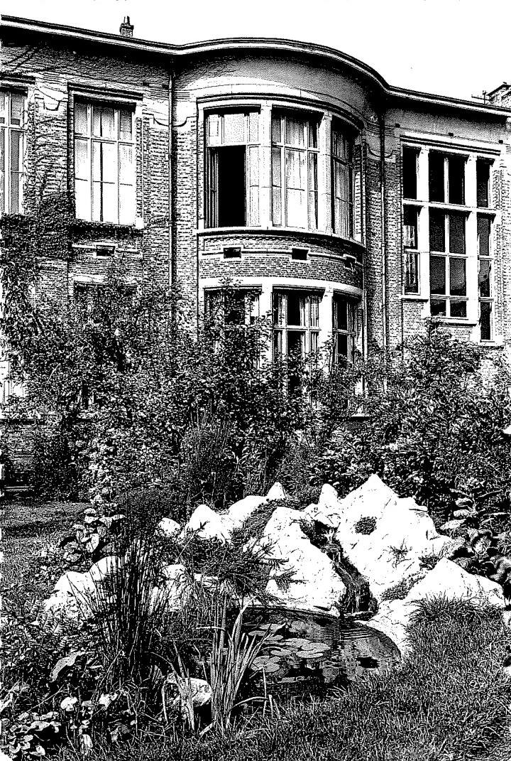 De tuinzijde (jaren 1950-1960) met rotstuintje voor de erkerruimte (huidige Café Normal).